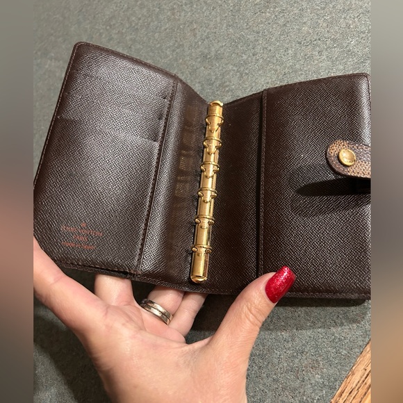 LOUIS VUITTON
Damier Ebene Small Ring Agenda Cover - Picture 5 of 8